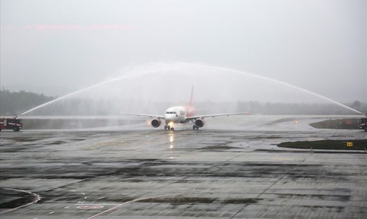 Chuyến bay đầu tiên hạ cánh xuống Sân bay Vân Đồn sáng 3.3, trong ngày đầu tiên sân bay này hoạt động trở lại. Ảnh: CTV