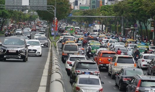 Kẹt xe trên đường Trường Sơn - tuyến đường độc đạo ra vào sân bay Tân Sơn Nhất trong dịp Tết Nguyên đán 2021.  Ảnh: Minh Quân