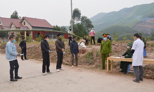 Lực lượng chức năng làm nhiệm vụ tại chốt kiểm soát phòng, chống dịch COVID-19 ở thôn Vua Bà, xã Trường Sơn (Lục Nam). Ảnh: Báo Bắc Giang.