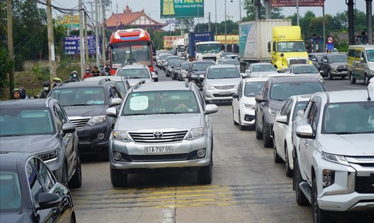 Kẹt xe trên đoạn qua trạm thu phí quốc lộ 51 đoạn qua Đồng Nai. Ảnh: Hà Anh Chiến