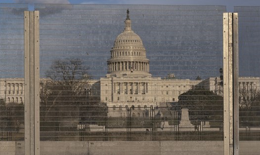 Hàng rào được dựng lên ở khuôn viên tòa nhà Quốc hội Mỹ (Điện Capitol) hôm 28.2. Ảnh: AFP.