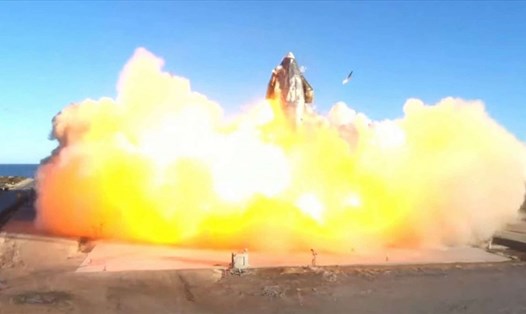 Nguyên mẫu tàu vũ trụ SpaceX nổ tung trong chuyến bay thử nghiệm hôm 3.3. Ảnh: AFP