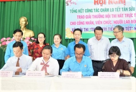 Đại diện LĐLĐ Quận 7 ký  với các doanh nghiệp tham gia chương trình "Phúc lợi cho đoàn viên". Ảnh LĐLĐ Quận 7.