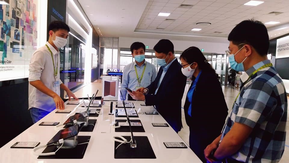 Lãnh đạo Liên đoàn Lao động tỉnh Thái Nguyên làm việc với Công ty TNHH Samsung điện tử Việt Nam Thái Nguyên. Ảnh: CĐTN