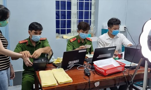 Người dân đến làm CCCD ở thành phố Hà Tiên (Kiên Giang) vào buổi tối. Ảnh: PV