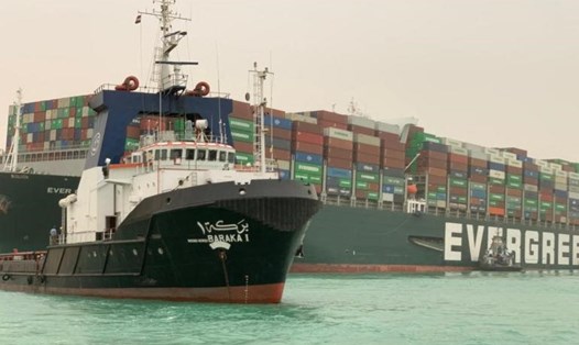 Tàu Ever Given mắc kẹt ở kênh đào Suez. Ảnh: AFP