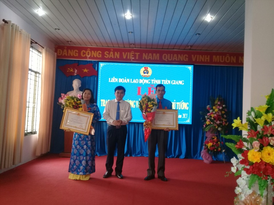 Phó Chủ tịch UBND tỉnh Tiền Giang trao Huân chương Lao động cho Chủ tịch và Phó Chủ tịch LĐLĐ tỉnh Tiền Giang. Ảnh: K.Q