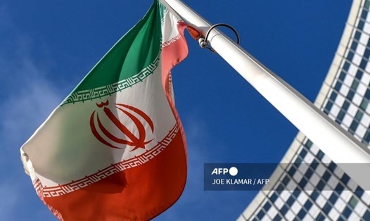 Cờ Iran trước trụ sở Cơ quan Năng lượng Nguyên tử Quốc tế (IAEA). Ảnh: AFP