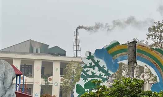 Ống khói của xưởng sản xuất gỗ nhả khói đen vào khuôn viên Trường mầm non Trung tâm xã Hữu Bằng (Thạch Thất, Hà Nội). Ảnh: Hà Anh