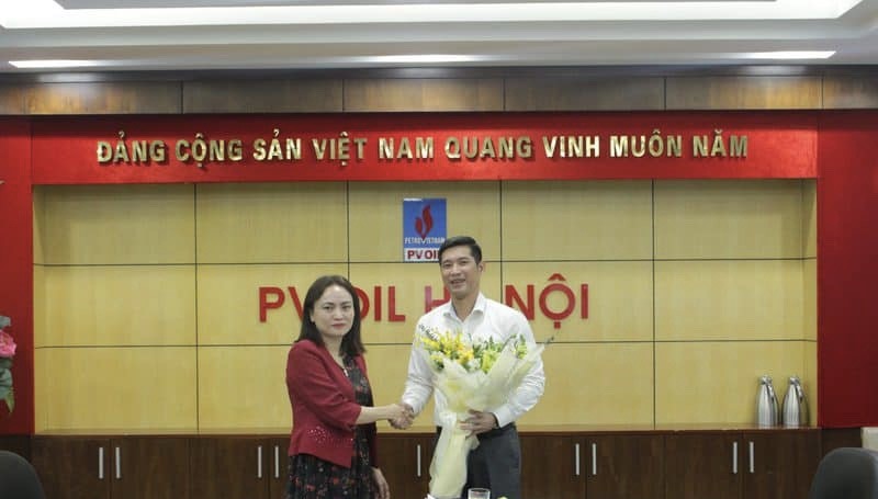 Chủ tịch Công đoàn Dầu khí Việt Nam  Nghiêm Thuỳ Lan trao Quyết định giữ chức vụ Phó Chủ tịch Công đoàn PVOIL cho ông Trần Việt Hùng. Ảnh: CĐN