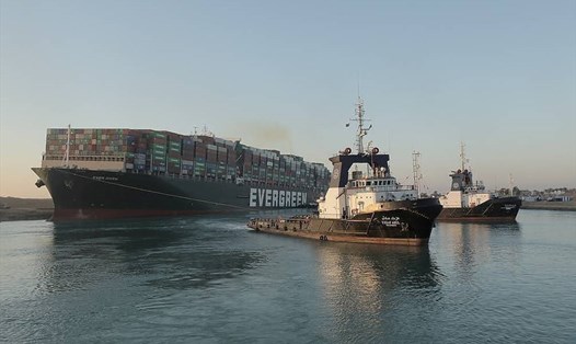 Sau nỗ lực suốt gần 1 tuần, tàu chở hàng MV Ever Given mắc kẹt ở kênh đào Suez cuối cùng cũng được giải cứu thành công. Ảnh: AFP