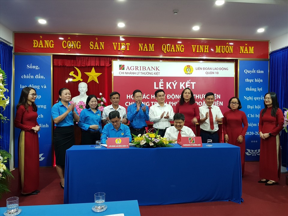 Đại diện LĐLĐ Quận 10 và Agribank Chi nhánh Lý Thường Kiệt ký chương trình "Phúc lợi đoàn viên". Ảnh LĐLĐ Quận 10.