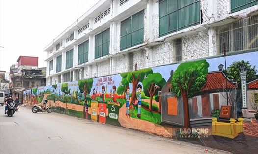 Trải dài 85 mét, cao 2.7 mét, bức bích họa cỡ lớn này là thành quả của cụm dân cư số 5 phối hợp với Đoàn Thanh niên phường Hạ Đình.