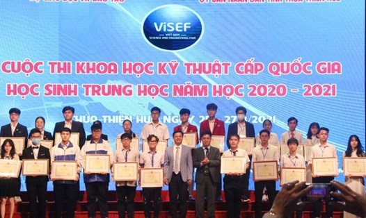 Học sinh nhận giải nhất trong cuộc thi KHKT quốc gia năm học 2020-2021. Ảnh: Bộ GDĐT