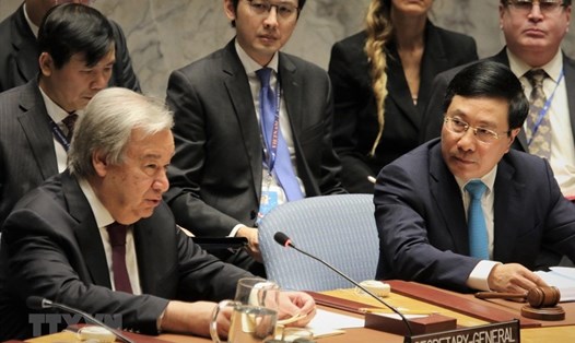 Tổng thư ký Liên Hợp Quốc Antonio Guterres và Phó Thủ tướng, Bộ trưởng Ngoại giao Phạm Bình Minh tại phiên thảo luận mở do Việt Nam tổ chức, tháng 1.2020. Ảnh: TTXVN