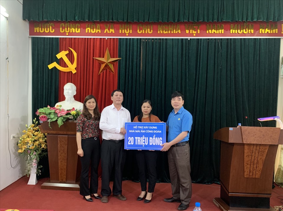 Đại diện Công đoành ngành Giáo dục và Đào tạo tỉnh Bắc Kạn trao tiền hỗ trợ xây dựng nhà ở “ Mái ấm Công đoàn” cho chị Đàm Thị Quyên. Ảnh: Nguyễn Duy Tuyên