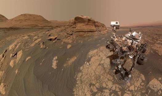 Tàu thám hiểm Sao Hỏa Curiosity của NASA tự chụp bức ảnh này ở phía trước Mont Mercou - mỏm đá cao 6 mét. Ảnh: NASA.