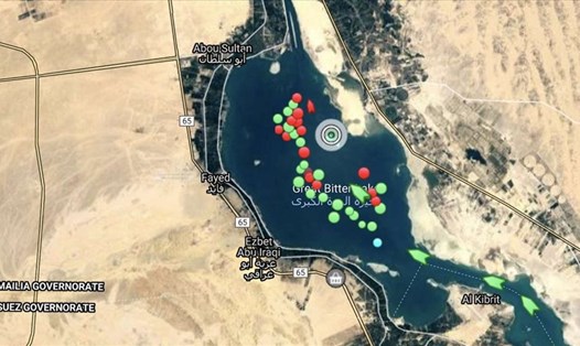 Tàu Ever Given (vòng tròn lớn) ở hồ Great Bitter, bên ngoài kênh đào Suez hôm 30.3. Ảnh: MarineTraffic.com.