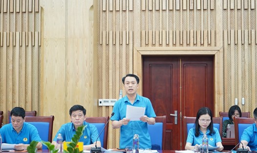Ông Nguyễn Chí Công – Phó Chủ tịch LĐLĐ tỉnh báo cáo kết quả chương trình phối hợp giữa LĐLĐ tỉnh và UBND tỉnh Nghệ An. Ảnh: QĐ