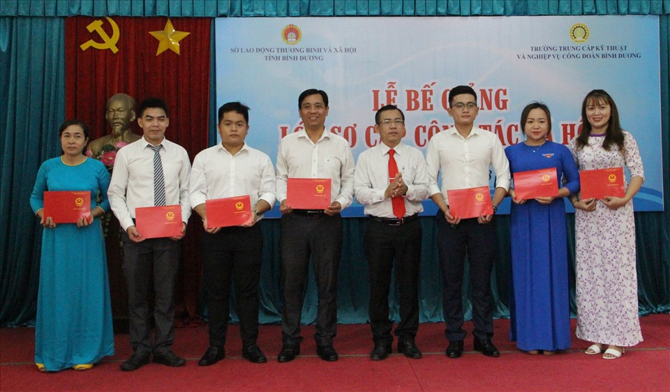 Ông Lê Nho Lượng - Hiệu trưởng Trường Trung cấp kỹ thuật và nghiệp vụ công đoàn Bình Dương trao chứng chỉ cho các học viên. Ảnh: Đình Trọng