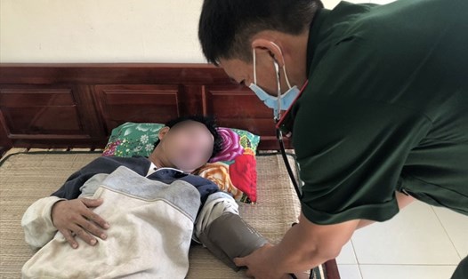Quân y Đồn Biên phòng Xà Lực (Phú Quốc, Kiên Giang) chăm sóc cho nạn nhân. Ảnh: BP cung cấp
