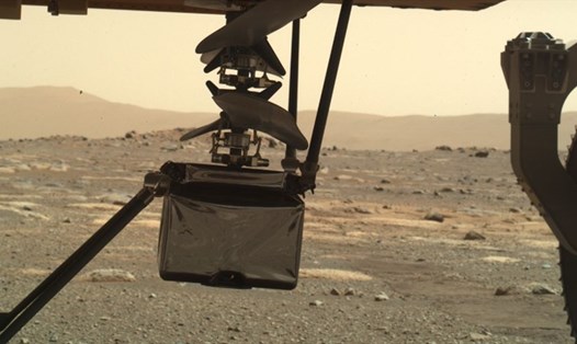 Trực thăng Ingenuity mở chân xuống bề mặt sao Hỏa hôm 29.3. Đây là trực thăng đầu tiên trên sao Hỏa. Ảnh: NASA.