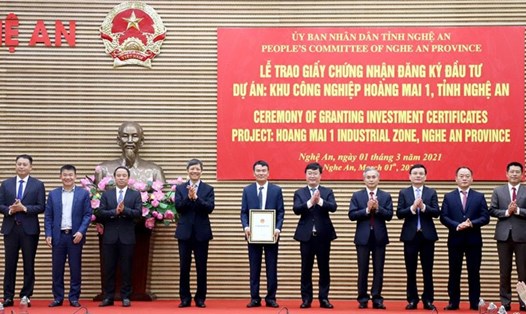 Tỉnh Nghệ An trao giấy chứng nhận đăng ký đầu tư Dự án KCN Hoàng Mai 1 cho Công ty CP Hoàng Thịnh Đạt. Ảnh: Thành Châu
