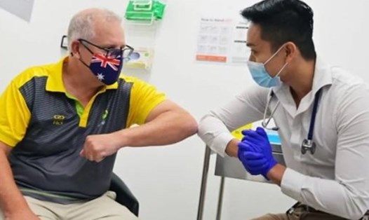 Thủ tướng Scott Morrison là một trong những người đầu tiên mở màn cho chương trình tiêm chủng vaccine COVID-19 ở Australia. Ảnh: AFP