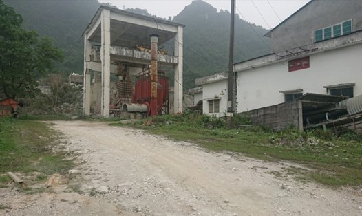Xưởng nghiền đá của Công ty CP Xi măng Yên Bình tạm dừng để xây nắp hệ thống rào chắn để không ảnh hưởng đến các hộ dân xung quanh.