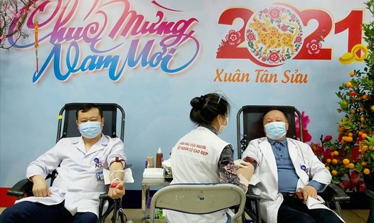Nhân viên y tế Bệnh viện Ung bướu Hà Nội hiến máu. Ảnh: Thanh Hằng