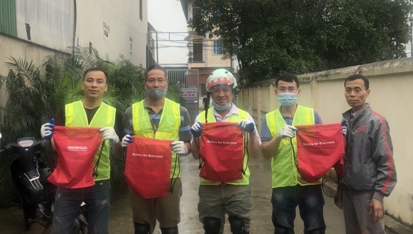Công nhân lao động được hướng dẫn những nội dung thiết thực khi tham gia giao thông. Ảnh: Ngô Thị Hằng