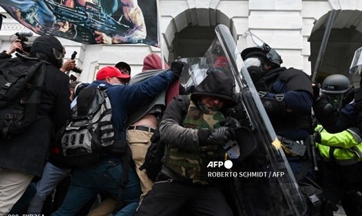 Vụ bạo loạn ngày 6.1 tại Điện Capitol Mỹ đã khiến nhiều cảnh sát bị thương và hy sinh cùng nhiều tổn thất khác. Ảnh: AFP