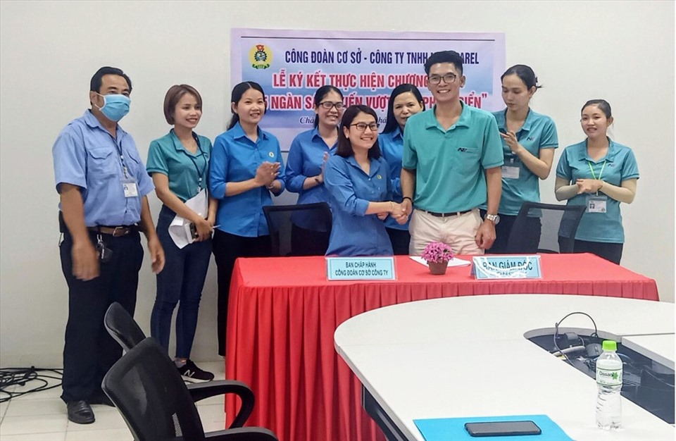 Chủ tịch CĐCS công ty Võ Thị Phương Trâm và Đại diện Ban Giám đốc Công ty - Giám đốc Nhà máy ông Prakob Bordinechdecho ký kết hưởng ứng chương trình 75 nghìn sáng kiến, vượt khó, phát triển. Ảnh: Cẩm Tú