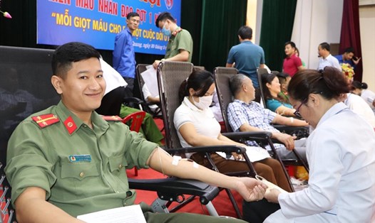 Nhiều người tham gia hiến máu do LĐLĐ huyện Vũ Quang phối hợp tổ chức. Ảnh: Bích Hường.