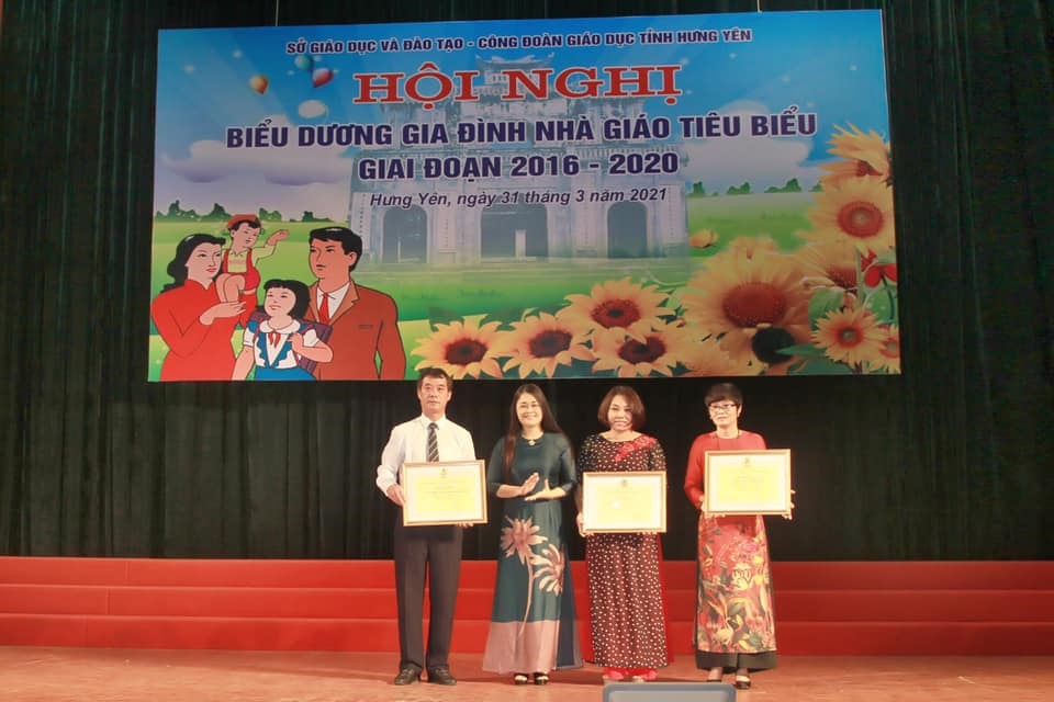 Bà Nguyễn Thị Thanh Tuyết - Chủ tịch LĐLĐ tỉnh Hưng Yên (thứ 2 từ trái sang) trao bằng khen cho các tập thể. Ảnh: Doãn Ninh