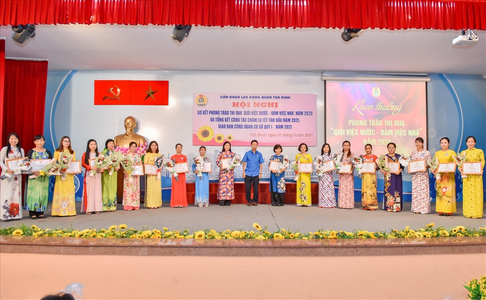 Các nữ CNVCLĐ "Giỏi việc nước - Đảm việc nhà" tiêu biểu được tuyên dương. Ảnh LĐLĐ Tân Bình