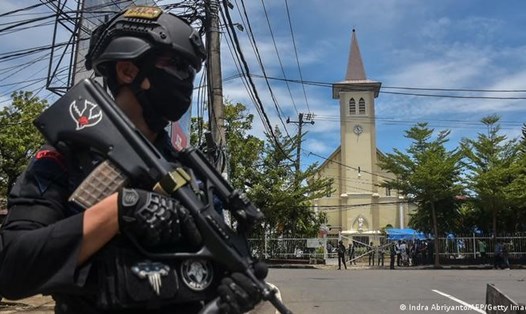 Cảnh sát bên ngoài hiện trường vụ đánh bom ở nhà thờ Công giáo tại thành phố Makassar của Indonesia. Ảnh: AFP