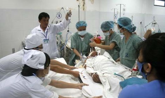 Một ca cấp cứu tại Bệnh viện Đa khoa tỉnh Cà Mau. Ảnh: Nhật Hồ