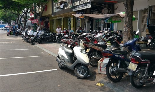 Điểm giữ xe máy trên vỉa hè đường Phan Chu Chinh (quận 1, TPHCM) giá “chặt chém” đến 20.000 đồng/xe máy. Ảnh: Minh Quân