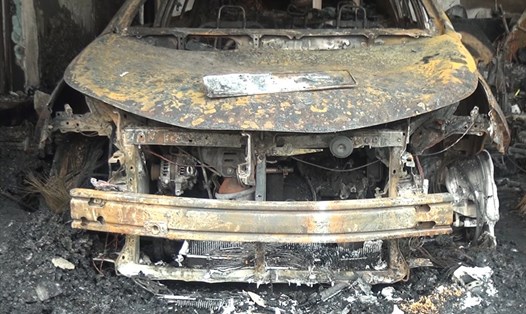 Chiếc xe ô tô nhãn hiệu Toyota Vios bị cháy hoàn toàn. Ảnh CACC