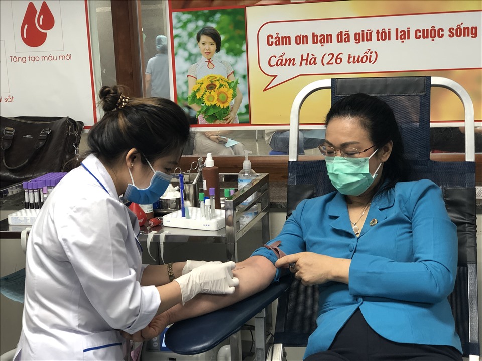 Bà Phạm Thanh Bình, Chủ tịch Công đoàn Y tế Việt Nam hiến máu tình nguyện hưởng ứng chương trình “Blouse trắng – Trái tim hồng” sáng 31.3. Ảnh: Quế Chi