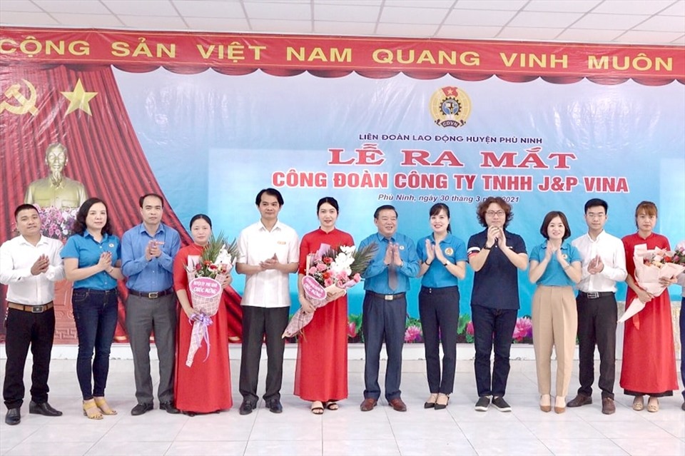 Lãnh đạo Liên đoàn Lao động tỉnh Phú Thọ, huyện uỷ Phù Ninh tặng hoa chúc mừng Công đoàn cơ sở Công ty TNHH J&P Vina. Ảnh: Kiều Công Tuấn