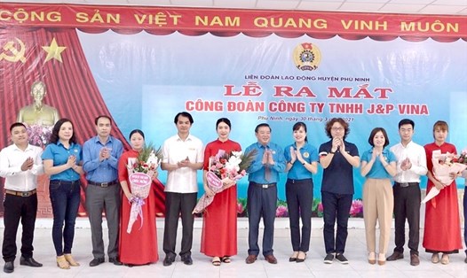 Lãnh đạo Liên đoàn Lao động tỉnh Phú Thọ, huyện uỷ Phù Ninh tặng hoa chúc mừng Công đoàn cơ sở Công ty TNHH J&P Vina. Ảnh: Kiều Công Tuấn