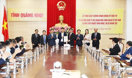 Lãnh đạo tỉnh Quảng Ninh trao giấy chứng nhận đăng ký đầu tư Dự án công nghệ tế bào quang điện Jinko Solar PV Việt Nam. Ảnh: Đỗ Phương