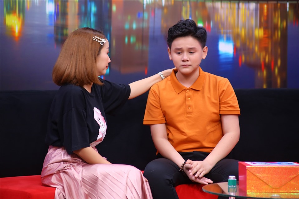 Ốc Thanh Vân tặng xe lăn cho anh trai bị liệt của ca sĩ nhí Đức Danh. Ảnh: CTCC.