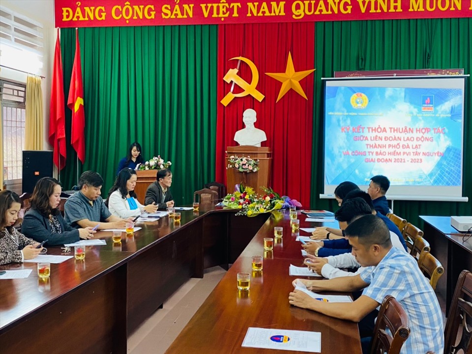 Ký kết thỏa thuận hợp tác về chương trình phúc lợi cho đoàn viên, người lao động. Ảnh Thùy Dương)