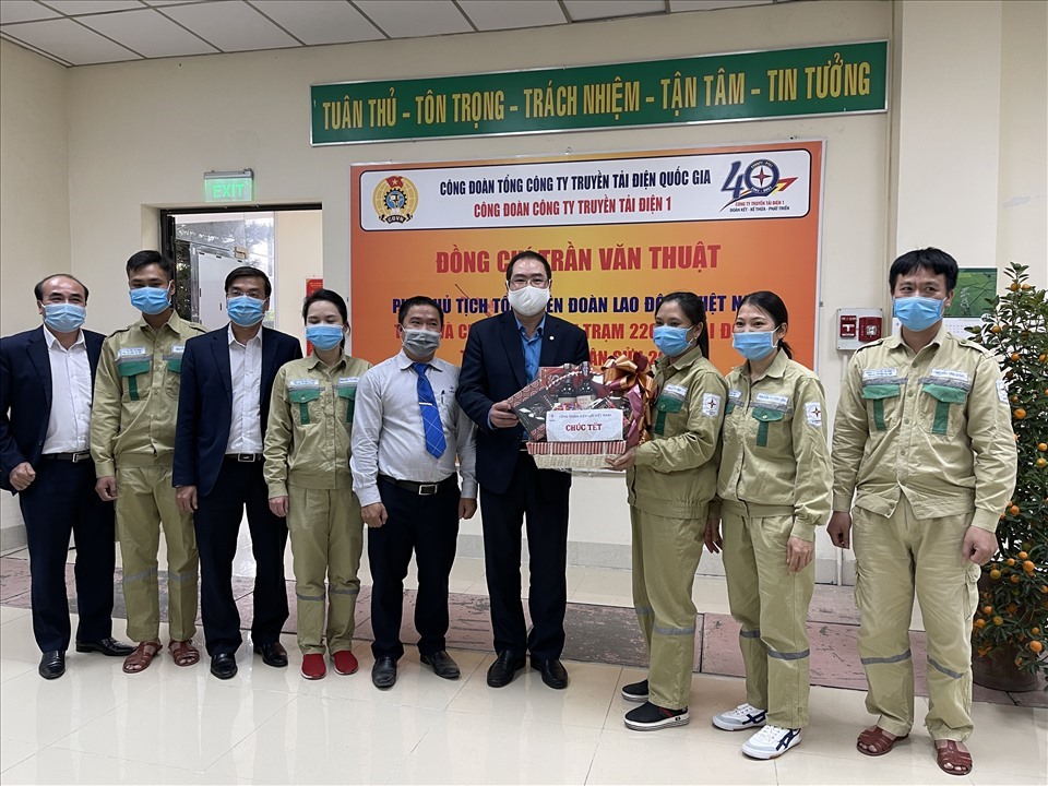 Chủ tịch Công đoàn Điện lực Việt Nam Đỗ Đức Hùng (thứ 4 từ phải sang) tặng quà CBCNV Trạm 220kV Mai Động. Ảnh: Hà Anh