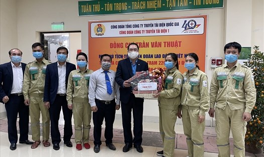 Chủ tịch Công đoàn Điện lực Việt Nam Đỗ Đức Hùng (thứ 4 từ phải sang) tặng quà CBCNV Trạm 220kV Mai Động. Ảnh: Hà Anh