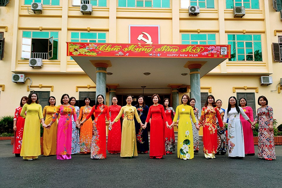 Nữ CNVCLĐ huyện Hạ Hòa tích cực hưởng ứng “Tuần Lễ Áo dài”. Ảnh: Khánh Vân