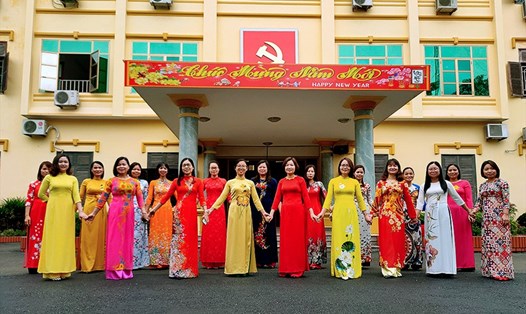 Nữ CNVCLĐ huyện Hạ Hòa tích cực hưởng ứng “Tuần Lễ Áo dài”. Ảnh: Khánh Vân